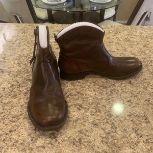 Women’s short ankle boot